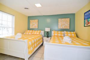 Katil atau katil-katil dalam bilik di Suns Out Steps to Beach w Private Pool in Cherry Grove