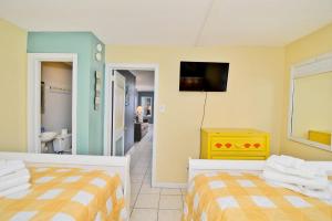 Katil atau katil-katil dalam bilik di Suns Out Steps to Beach w Private Pool in Cherry Grove
