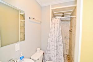 Bilik mandi di Suns Out Steps to Beach w Private Pool in Cherry Grove
