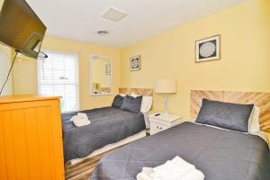 Katil atau katil-katil dalam bilik di Suns Out Steps to Beach w Private Pool in Cherry Grove