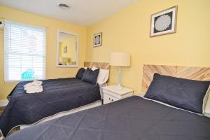 Katil atau katil-katil dalam bilik di Suns Out Steps to Beach w Private Pool in Cherry Grove