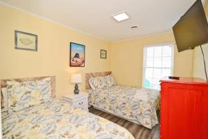 Katil atau katil-katil dalam bilik di Suns Out Steps to Beach w Private Pool in Cherry Grove