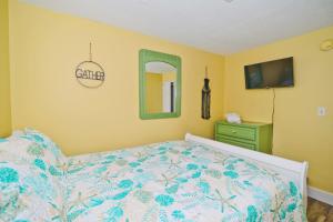Katil atau katil-katil dalam bilik di Suns Out Steps to Beach w Private Pool in Cherry Grove