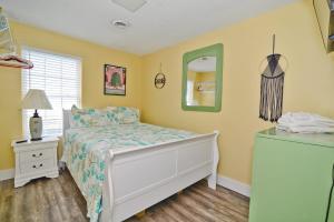 Katil atau katil-katil dalam bilik di Suns Out Steps to Beach w Private Pool in Cherry Grove