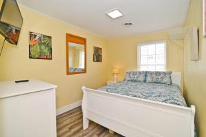 Katil atau katil-katil dalam bilik di Suns Out Steps to Beach w Private Pool in Cherry Grove