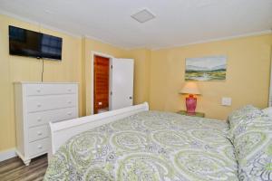 Katil atau katil-katil dalam bilik di Suns Out Steps to Beach w Private Pool in Cherry Grove