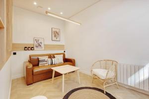 een woonkamer met een bank en een tafel bij Superb 6P apartment next to Bastille Voltaire in Parijs