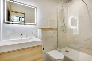 een badkamer met een wastafel, een douche en een toilet bij Superb 6P apartment next to Bastille Voltaire in Parijs