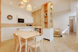 een keuken en eetkamer met een tafel en stoelen bij Superb 6P apartment next to Bastille Voltaire in Parijs