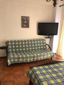 Телевизор и/или развлекательный центр в Appartamento a Bianco centro