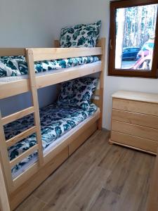 Poschodová posteľ alebo postele v izbe v ubytovaní Domek letniskowy nad jeziorem Wdzydze