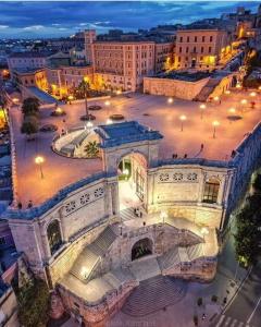 een luchtzicht op een gebouw in een stad 's nachts bij Dani's House in Cagliari