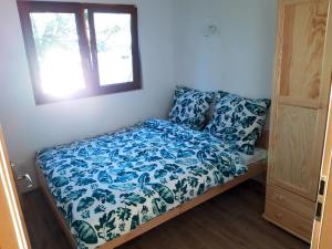 Posteľ alebo postele v izbe v ubytovaní Domek letniskowy nad jeziorem Wdzydze