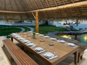 einen Tisch für eine Mahlzeit unter einem Pavillon in der Unterkunft Beautiful, cozy and modern new home in Cuernavaca in Cuernavaca