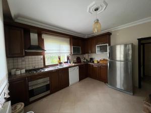 Kuchyň nebo kuchyňský kout v ubytování VİLLA SARAÇ HOME
