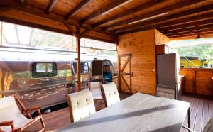 キテンにあるLuxury Vintage Airstream RV/Caravan Retro Charm Meets Comfortのダイニングルーム(テーブル、椅子、バン付)