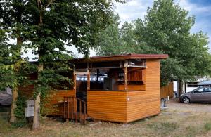 domek na podwórku z drzewem w obiekcie Luxury Vintage Airstream RV/Caravan Retro Charm Meets Comfort w mieście Kiten