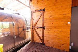 porta in legno in camera con parete in legno di Luxury Vintage Airstream RV/Caravan Retro Charm Meets Comfort a Kiten Altre 28 foto