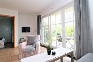 阿伦斯霍普Haus Kienappel Haus Kienappel, App 02的客厅里有一张沙发、一张桌子和一扇窗户