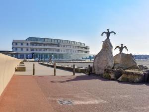 a statue on the beach with a building in the background at Coastal Retreat - Uk37827 in Bare