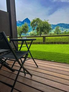 eine Terrasse mit einem Tisch und einem Stuhl auf einer Terrasse in der Unterkunft Hotel Bahnhof in Giswil