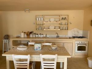 una cucina con tavolo, sedie e bancone di Endless Seaview a Porto Rafti