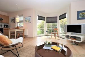 阿伦斯霍普Haus Kienappel Haus Kienappel, App 01的客厅配有大电视和桌子