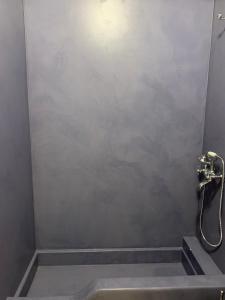 La salle de bains est pourvue d'une douche et d'un lavabo. dans l'établissement Endless Seaview, à Pórto Ráfti