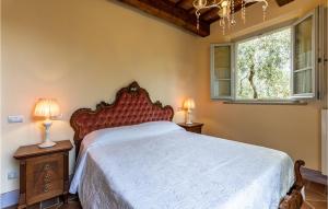 1 dormitorio con 1 cama y 2 mesitas de noche con lámparas en Villa Le Selve en Lari