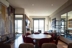 een woonkamer met een tafel en stoelen bij Amazing 2-bedrooms Condo in Guadalajara