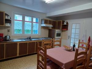 cocina con mesa y comedor en Lovely 4-Bed House in rural West France, en Clussais-la-Pommeraie