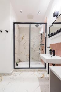 een badkamer met een douche en een wastafel bij limehome Vienna Karajangasse in Wenen