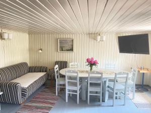 Aaviku Holiday Houses في Vanamõisa: غرفة معيشة مع طاولة وأريكة