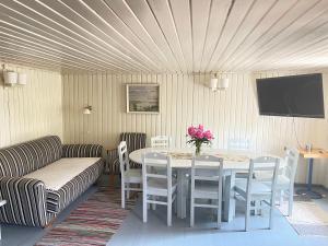 a living room with a table and a couch at Aaviku Holiday Houses in Vanamõisa