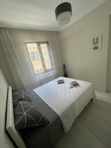 - une chambre avec un lit et 2 serviettes dans l'établissement Modern Comfort In Atasehir, à Istanbul