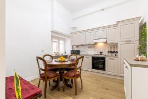cocina con mesa y sillas en una habitación en Gentile Suites, en Roma