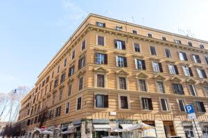 un grande edificio all'angolo di una strada di Gentile Suites a Roma