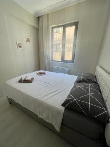 - un grand lit dans une chambre avec fenêtre dans l'établissement Modern Comfort In Atasehir, à Istanbul