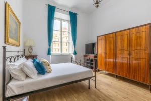 um quarto com uma cama e um armário de madeira em Gentile Suites em Roma