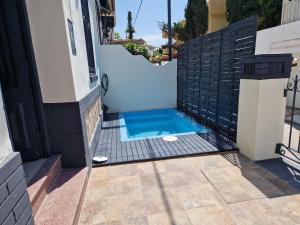 Bazén v ubytovaní Del Parque Flats Balneario de Pina alebo v jeho blízkosti