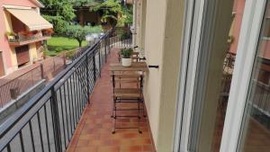 un balcón con 2 taburetes en el lateral de un edificio en Lux Family Apartment, en Bardolino