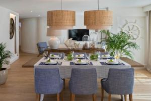 Un comedor con mesa y sillas en Aiguablava Luxury Apartments, en Begur