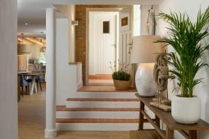 Un pasillo con escaleras con plantas y una puerta blanca. en Aiguablava Luxury Apartments, en Begur 58 fotos más