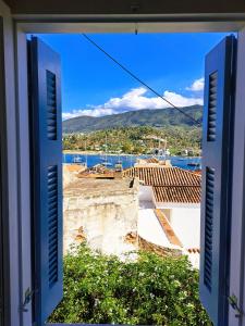 una vista desde la ventana de un edificio en construcción en Giasemi traditional house, en Poros