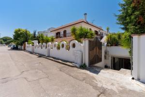 a white fence in front of a house at Appartamento Sottosopra in Gallipoli