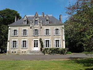 Cette ancienne maison en pierre est dotée de portes et de fenêtres blanches. dans l'établissement Manoir près de La Baule, à Saint-Lyphard