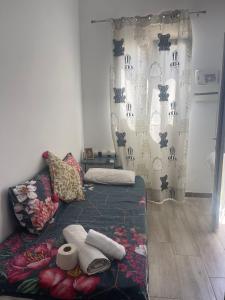 Cette petite chambre comprend un lit avec des serviettes. dans l'établissement Garden-Goretti House, à Mairena del Aljarafe