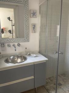 Koupelna v ubytování Garden-Goretti House + 29 fotografií