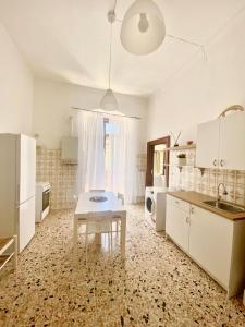 una cocina con una mesa en el medio. en Casa Vacanze R&G La Marra, en Barletta