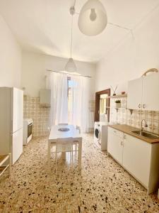 バルレッタにあるCasa Vacanze R&G La Marraの中央にテーブル付きのキッチン